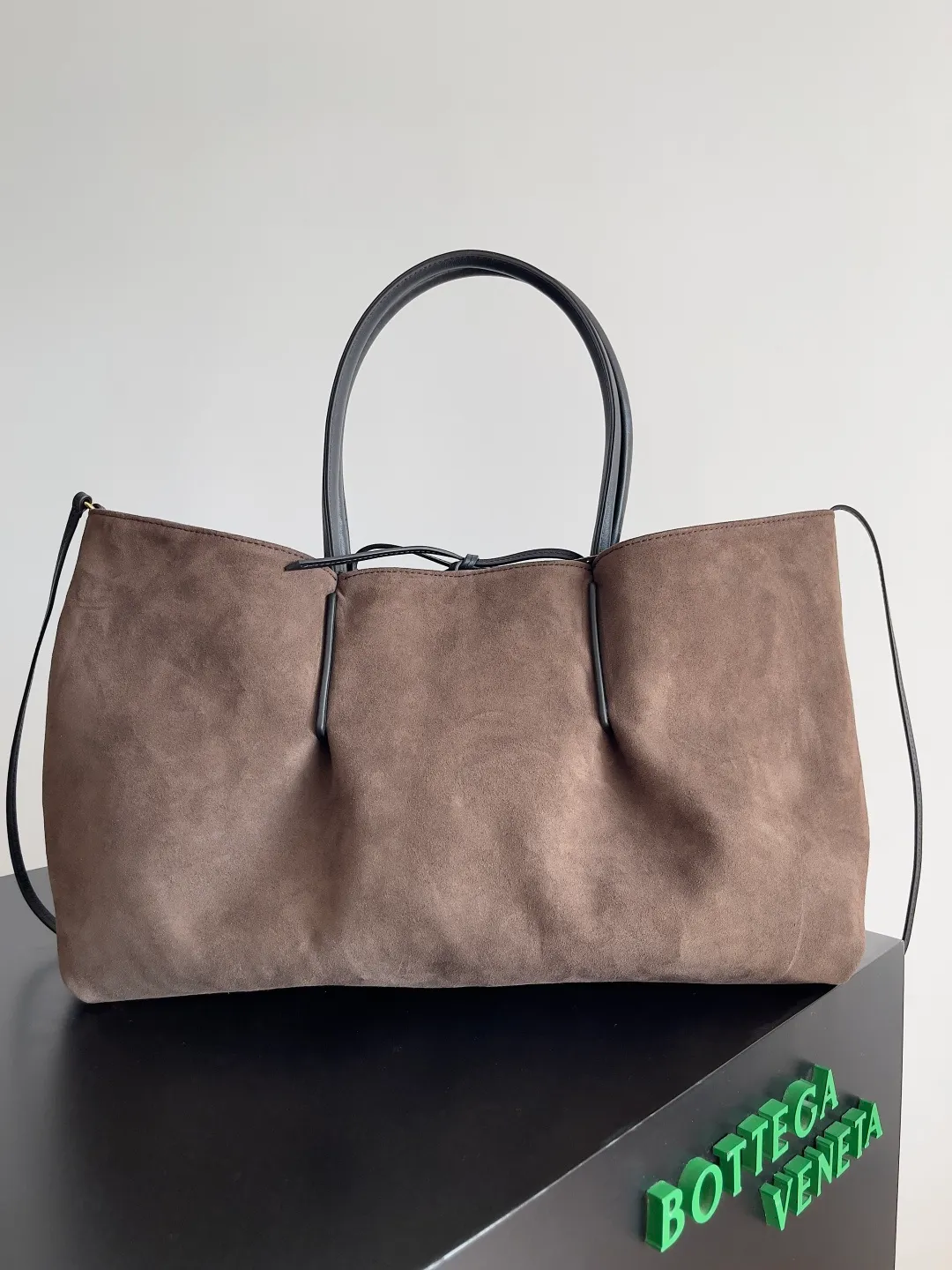 Batch 2660 Bottega Veneta 2025 new product PINACOTECA bag, iconic weaving process, skillfully crafted with 10mm Intrecciato process and equipped with suede lining. Four small strips of leather add character to the design and make the bag more stable. Relaxed yet sophisticated, casual yet refined, suede lining and double-sided design, suitable for shoulder and hand carry. The four straps can be adjusted into different shapes. One pack can be switched between two uses, easily integrating into your daily rhythm. Style number: 817166 Size: 43*23*17.5cm